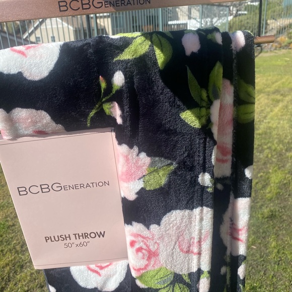 BCBG flower throw , NWT - Picture 3 of 11